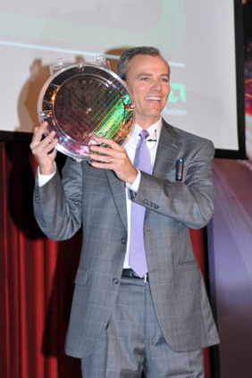 AMD終端事業群全球副總裁暨總經理Chris Cloran也於會場展示AMD Fusion加速處理器晶圓，顯示AMD產品的優異效能。