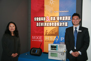 安捷倫科技微波和通訊部門亞洲業務開發經理Angelo Umali(右)與業務開發工程師Hiromi Matsuoka(左)