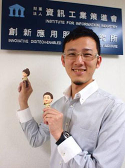 首屆潘文淵文教基金會年輕研究創新獎得獎人張育銓,研發「電子聯網公仔」,整合網路服務與公仔,創造新商機。