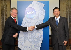 ARM全球总裁Tudor Brown(左)宣布将在竹科成立「ARM新竹设计中心」，特邀请竹科管理局局长颜宗明见证。ARM新竹设计中心将促进合作伙伴之间更紧密互动，成为亚太地区的重要枢纽。