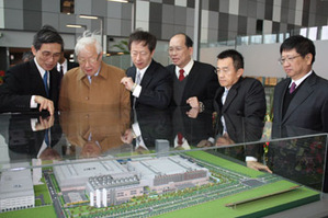 台積電中科新廠動工,經濟部長施顏祥與張忠謀一同參觀新廠區模型