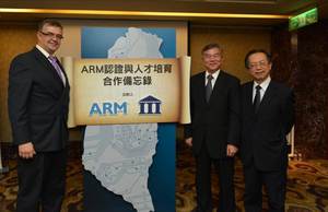 ARM執行副總裁Ian Drew(左) 與資策會董事長張進福(右)完成簽署後與見證人經濟部工業局局長沈榮津(中) 合影留念。