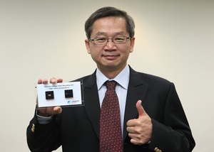 工研院資訊與通訊研究所所長吳誠文手持超低電壓晶片 BigPic:700x500