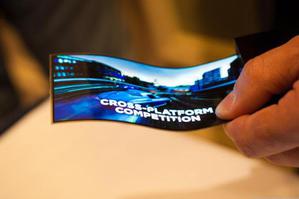 三星在今年CES中展示「YOUM」软性 OLED 智能手机样品（图片来源：新浪科技） BigPic:640x426