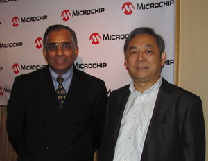 Microchip營運長Ganesh Moorthy(左)，與大中國區業務總經理陳永豊 BigPic:350x271