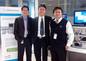 台灣安捷倫電子量測儀器事業群行銷處副總經理羅大鈞(左)、應用工程部協理陳俊宇(中)，與安捷倫力推的模組化測試機台。 BigPic:400x282
