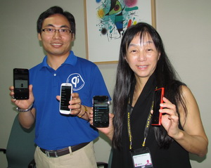 無線聯電科技公司總裁鄧蘊美(右)、Freescale亞太區消費電子業務拓展與市場經理黃衛其(左)展示多款均是採用Qi標準的手機。