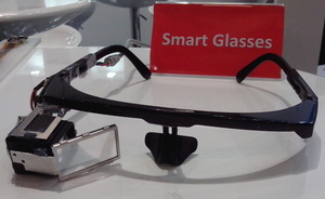 鉅景與晶奇所共同展出的智慧眼鏡，堪稱是本屆電腦展的台灣之光。