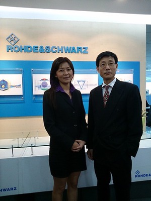 左為羅德史瓦茲寬頻及基礎儀表量測專案業務經理莊美華；右為應用支援經理陳飛宇