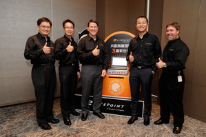 LitePoint營運長Brad Robbins(左三)，與副總裁暨台灣區總經理謝順富(左二)，共同發表該公司最新的多合一無線測試儀器。