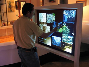2014年的數位電子看板，將更重視人性化內容製作與互動介面。