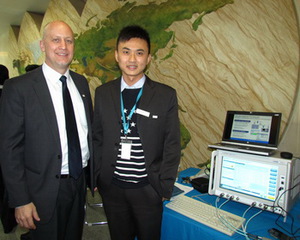 安捷倫無線寬頻事業部產品市場經理Michael Griffin(左)與新一代的UXM。