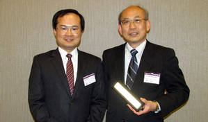 Panasonic研发长菰田卓哉(右)、与工研院电光所刘军廷所长(左)。