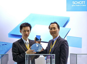 SCHOTT台湾区总经理潘世崇(右)、光学事业部台湾分公司副总高立傧共同展示新一代BG6x系列滤光片。