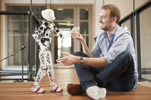 智能机器人必须能透过量测与机器视觉功能，进而与环境互动。