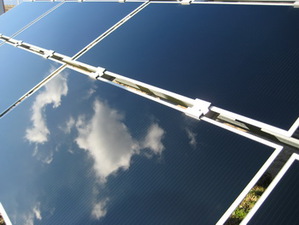 鈣鈦礦太陽能電池之轉換效率已與矽晶太陽能電池接近，且價格在未來將具有很高的競爭性。