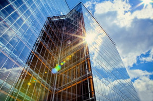 染料敏化太阳能电池的半透光特性，非常适合用于办公大楼中的窗材，可同步进行发电、绝热及遮阳等功能。