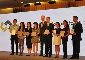 iF国际论坛设计总经理Ralph Wiegmann颁发COMPUTEX d&i awards创新设计奖后与得奖者合影