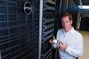 戴尔储存设备副总裁暨总经理Alan Atkinson 在戴尔实验室视察以TLC 3D NAND技术为基础的全新快闪储存硬碟。