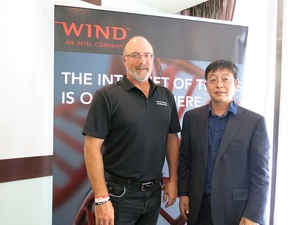 左为WindRiver网路解决方案副总裁暨总经理Paul Senyshyn；右为区域销售副总裁韩青