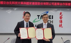北科大校长姚立德（右）与国家仪器台湾区总经理林沛彦共同签属产学合作意向书，携手培育工业4.0新型产业人才。