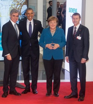 德國總理梅克爾(右二)與美國總統歐巴馬(右三)於今年漢諾威展參觀西門子展位時，與全球西門子總裁凱颯(左一)合影。