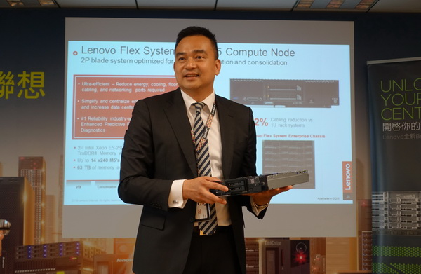 联想全球x86伺服器台北研发中心产品资深经理张永佳,正展示flex