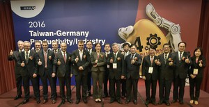经济部生产力4.0推动办公室主任张所鋐(右二)和德国西门子台湾总裁艾伟(左二)签订合作备忘录（MOU），双方在人才、技术和商机三方面合作交流。