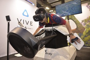 hTC在COMPUTEX創新與新創展區推出VIVE虛擬實境體驗，吸引大批人潮圍觀