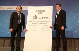 資策會智通所副所長張一介(左)與國家儀器台灣區總經理林沛彥(右)，於「NI 無線通訊量測與設計技術研討會」代表雙方正式簽署合作備忘錄(MOU)。