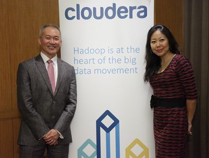 Cloudera亞太區資深總監伍長輝(左)及大中華區暨韓國高級市場經理董辛乙(右)說明Cloudera數據平台的特色。