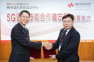 台湾是德科技张志铭董事长(左)与国研院罗清华院长签约后合影。