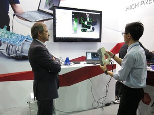 Artec 3D业务发展总监Andrey Vakulenko(左)接受3D扫描仪扫描。