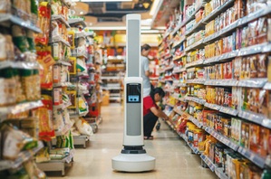 英特尔跨足智慧零售业挑战亚马逊。图为英特尔与业者开发出的Tally机器人，未来有望在零售店内代替人工进行货品检查与巡视。