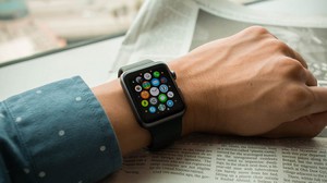 MIC表示，繼2015年智慧手錶產值超越智慧手環，預估2017年智慧手錶的銷售量將首度超越智慧手環(source:http://usabilitygeek.com)