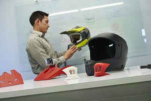 Center for Advanced Design公司利用 F370 3D列印机制作的摩托车头盔原型正在接受设计验证(source：Stratasys)