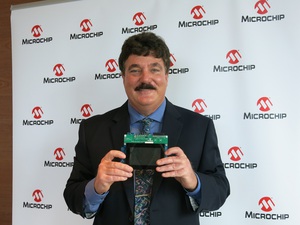Microchip资深产品行销经理Bill Hutchings表示，该公司所推出的PIC32MZ DA MCU系列，具备LCD驱动程式用以控制显示器，且具备驱动24位元彩色SXGA的三层图形控制器的驱动能力。