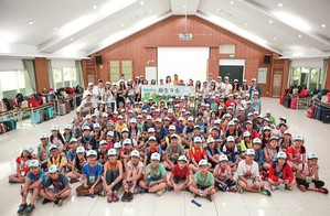 生態保育觀從小萌芽,群創教育基金會舉辦「2017原生態探索體驗夏令營」,參與夏令營的學童們合影。