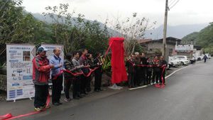 新竹县尖石乡启用全台第一个「需求反应式公共运输(DRTS)资讯媒合平台」、及手摇发电智慧站牌，以智慧运输让偏乡交通更便利。