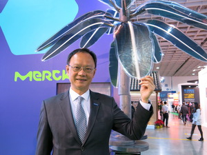 台湾区默克集团董事长谢志宏，以及OPV装置艺术太阳能树