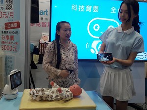 匯嘉健康生活科技董事長楊淑貞示範說明AI智能保姆機器人AfoBot的應用特色。(攝影:陳復霞)