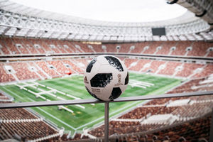 科思创助力世界杯足球赛官方用球Telstar 18: 高科技聚氨窬材料成就出色飞行弧线。