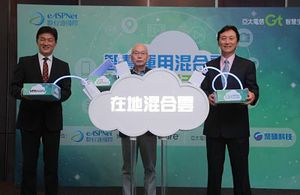 数位通国际董事长 吴振生(右)、亚太电信总经理 黄南仁(中)、VMware总经理 陈学智(左)，共创高速、可靠又稳定的GWS混合云服务，同台联合启动携手合作上云端仪式。