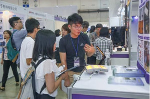 每年在Touch Taiwan展期舉辦的「I-Zone全國創新顯示暨照明專題競賽」，吸引不少與會者駐足觀看。