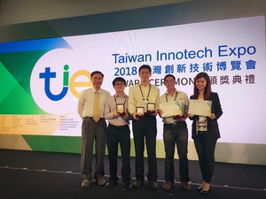 2018台湾创新技术博览会发明竞赛奖9月29日正式揭晓，资策会数位所及中区处共囊括1金、2银及1铜四项大奖；图为获奖团队代表於颁奖典礼合影。