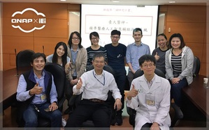 前排左起：台灣大學資訊工程系張智星教授、台灣大學資訊工程系賴飛羆教授、台大醫院神經外科蕭輔仁主治醫師。後排左一：台灣大學資訊工程系陳縕儂助理教授；後排：台大醫神計畫執行團隊及 QNAP QuAI 研發人員。