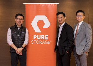 左至右：Pure Storage台灣技術總監何與暉、亞太區新興市場暨台灣區董事總經理劉國龍、台灣區總經理吳元愷。