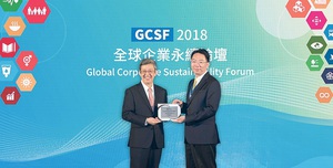上銀獲TCSA企業永續獎，副總統陳建仁與上銀科技執行副總經理卓文恆合影。