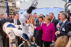 德國總理梅克爾在2018年德國漢諾威工業博覽會上與雄克SVH五指手互動。