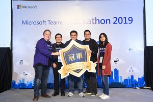 2019年Microsoft Teams Hackathon冠军团队宏??资服与微软亚洲Teams工程总监Dan Stevenson合影。.